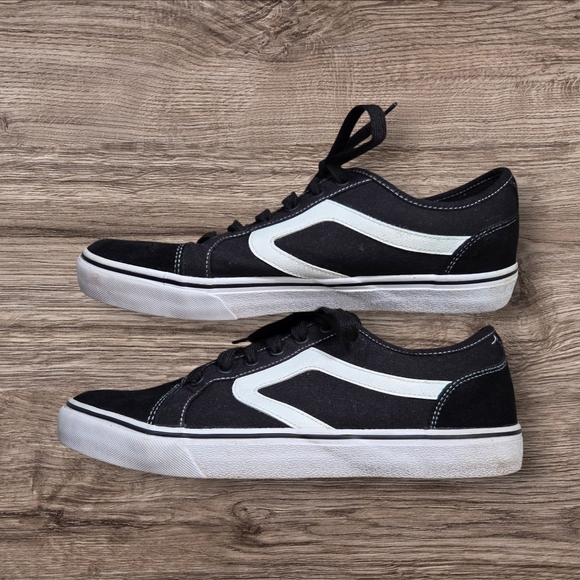 Athletic Works Black and White Men's Sneakers Size 9 - Picture 2 of 7